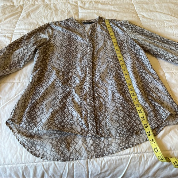 Apt.9  blouse long sleeve, snake print size L, bottom down, - Picture 7 of 9